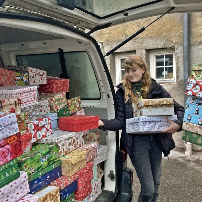 Unsere Weihnachtsaktion 2026 Alle Pfadfinder packen mit an beim Päckchepacken